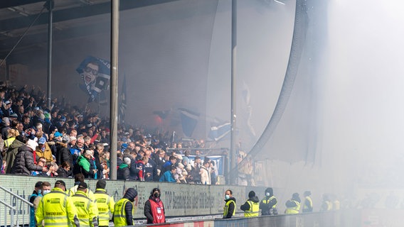 Rauch im Fanblock des HSV © imago images 