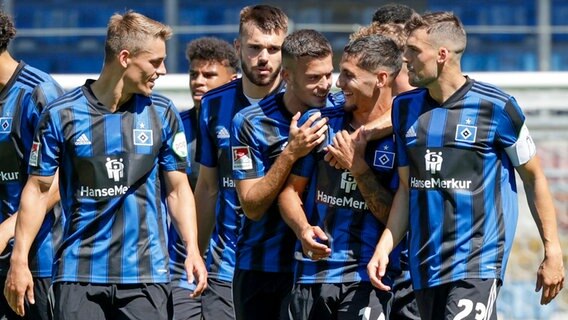 Die HSV-Profis Miro Muheim, Mario Vuskovic, László Bénes, Ludovit Reis und Jonas Meffert (v.l.) bejubeln einen Treffer. © Witters 