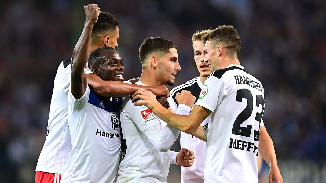 Die Spieler des Hamburger SV bejubeln das Tor zum 1:0 gegen den Karlsruher SC durch Ludovit Reis (3.v.l.) 