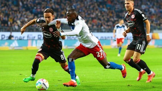 HSV-Profi Jean-Luc Dompé (M.) im Spiel gegen Düsseldorf. © imago images/Jan Huebner Foto: Michael Taeger