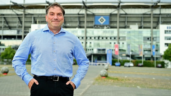 HSV-Vorstand Thomas Wüstefeld vor dem Volksparkstadion © Witters 