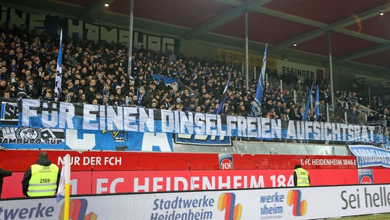 Die HSV-Fans präsentieren in Heidenheim ein Anti-Dinsel-Plakat © Witters Foto: Witters