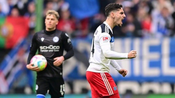 Hamburgs Ludovit Reis (r.) bejubelt seinen Treffer gegen Bielefeld. © Witters 