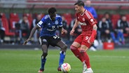 HSV-Profi Bakery Jatta (l.) im Zweikampf mit Düsseldorfs Dawid Kownacki. © IMAGO / Revierfoto 