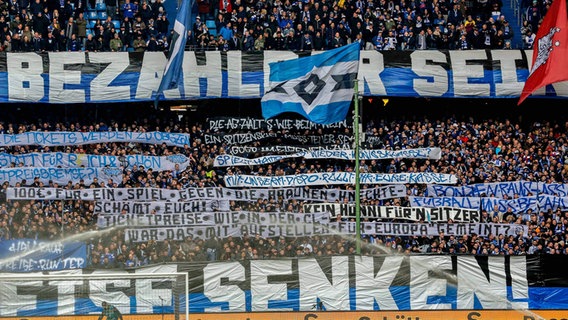 Striscioni di protesta contro i prezzi eccessivi dei biglietti durante la partita casalinga dell'HSV contro l'Hannover 96. © IMAGO / Oliver Ruhnke 