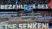 Protestbanner gegen zu hohe Ticketpreise beim HSV-Heimspiel gegen Hannover 96. © IMAGO / Oliver Ruhnke 