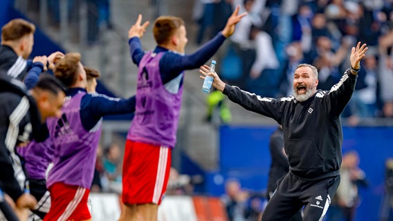 Trainer Tim Walter vom Hamburger SV jubelt © IMAGO/Philipp Szyza 