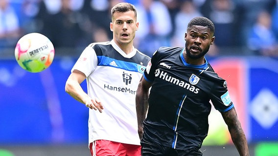 Laszlo Benes (l.) vom Hamburger SV im Duell mit Moritz-Broni Kwarteng vom 1. FC Magdeburg © Witters 