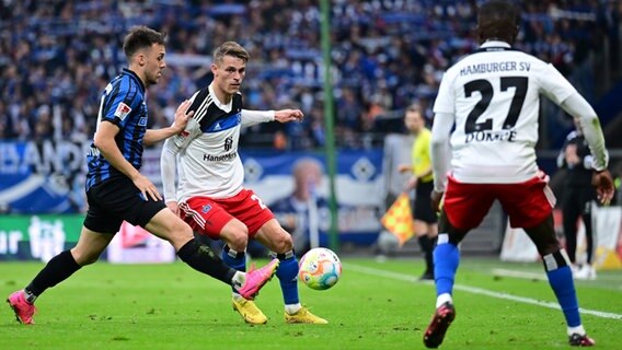 Miro Muheim (HSV, M.) im Zweikampf © Witters Foto: Tim Groothuis