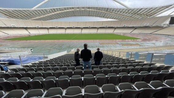 Die HSV-Legenden Manfred Kaltz, Bernd Wehmeyer und Felix Magath im Olympiastadion von Athen © NDR 