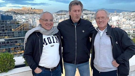 Die HSV-Legenden Felix Magath, Manfred Kaltz und Bernd Wehmeyer (v.l.) in Athen © NDR 