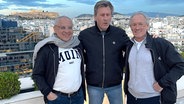 Die HSV-Legenden Felix Magath, Manfred Kaltz und Bernd Wehmeyer (v.l.) in Athen © NDR 