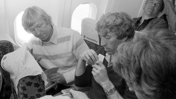 Horst Hrubesch und Ditmar Jakobs beim Kartenspielen im Flugzeug nach Athen © Witters Foto: Wilfried Witters