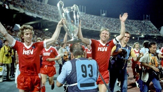 Horst Hrubesch (r.) und Ditmar Jakobs mit dem Europapokal © Witters Foto: Wilfried Witters