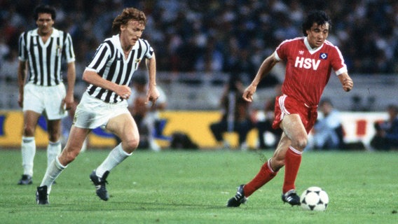 Felix Magath (r.) im Spiel gegen Juventus Turin 1983 © Witters Foto: Wilfried Witters