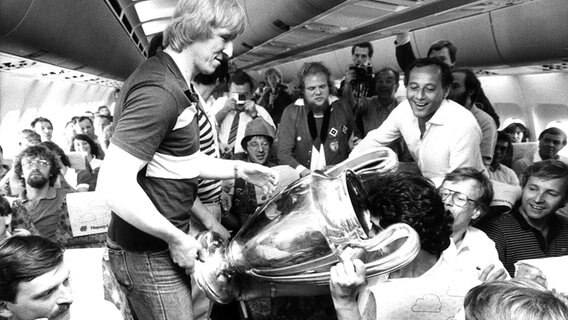 Horst Hrubesch mit dem Europapokal im Flugzeug 1983 © Witters Foto: Wilfried Witters