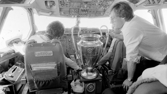 Bernd Wehmeyer mit dem Europapokal im Cockpit auf dem Rückflug von Athen © Witters Foto: Wilfried Witters