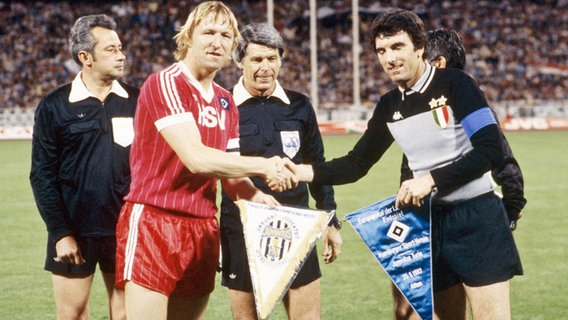 Wimpeltausch von Horst Hrubesch (HSV) und Torwart Dino Zoff (Juventus) in Athen 1983 © Witters Foto: Wilfried Witters