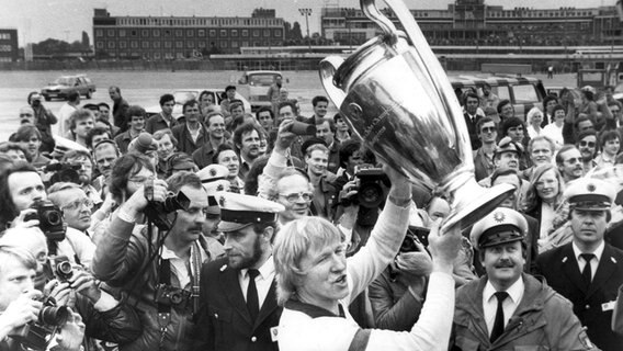 Horst Hrubesch (HSV) mit dem Europapokal 1983 am Hamburger Flughafen © Witters Foto: Wilfried Witters