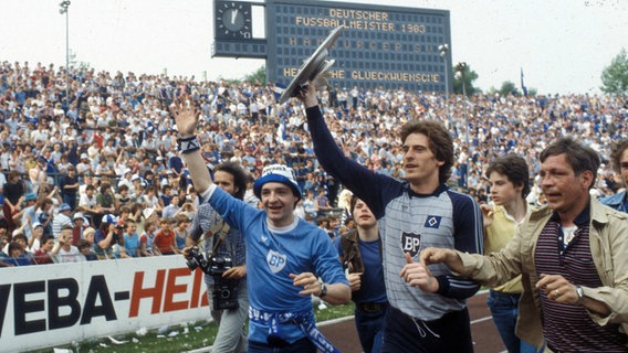 Torwart Uli Stein (HSV) mit der Meisterschale 1983 © Witters Foto: Wilfried Witters