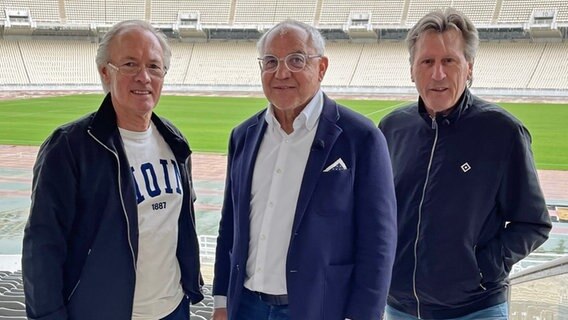 Die HSV-Legenden Bernd Wehmeyer, Felix Magath und Manfred Kaltz im Athener Stadion © NDR 
