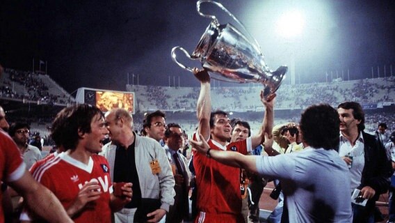 Felix Magath mit dem Europapokal in Athen 1983 © IMAGO / WEREK 