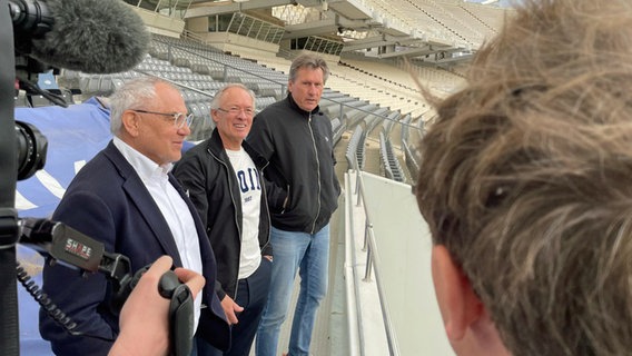 Die HSV-Legenden Felix Magath, Bernd Wehmeyer und Manfred Kaltz (v.l.) im Stadion in Athen © NDR 