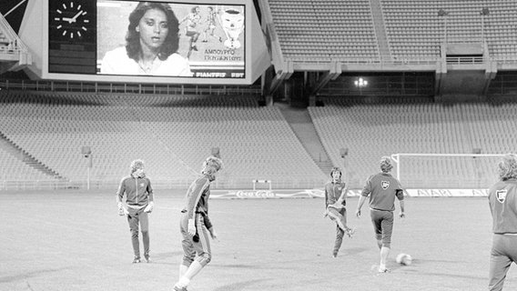HSV-Training 1983 im Athener Stadion © Witters Foto: Wilfried Witters