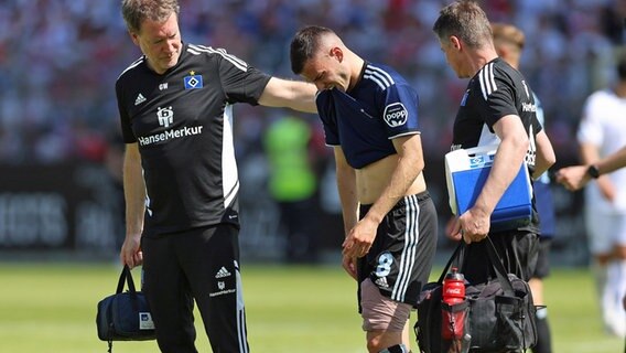 Lazlo Benes vom HSV mit bandagiertem Oberschenkel © Witters 
