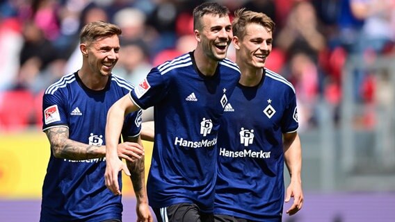 Torjubel bei den HSV-Profis Sonny Kittel, Jonas Meffert und Miro Muheim (v.l.). © Witters 