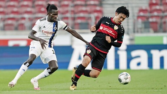 HSV-Profi Bakery Jatta (l.) im Zweikampf mit Stuttgarts Wataru Endo. © Witters 