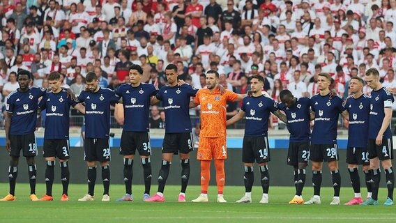 Die HSV-Spieler bei der Schweigeminute vor dem Relegationsspiel beim VfB Stuttgart. © Witters 