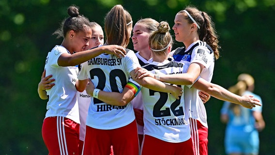 Jubel bei den Fußballerinnen des HSV © Witters Foto: Tay Duc Lam