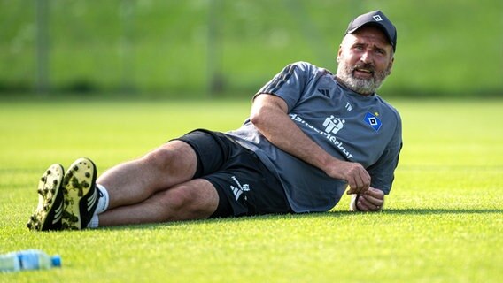 HSV-Trainer Tim Walter liegt auf dem Rasen. © Witters 