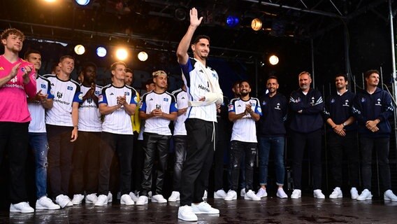 Ludovit Reis und das HSV-Team auf der Bühne © witters Foto: Tim Groothuis