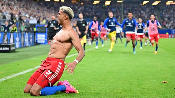 Robert Glatzel vom HSV bejubelt einen Treffer. © Witters/TimGroothuis 
