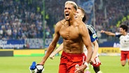 Robert Glatzel vom HSV bejubelt einen Treffer. © IMAGO / Eibner 
