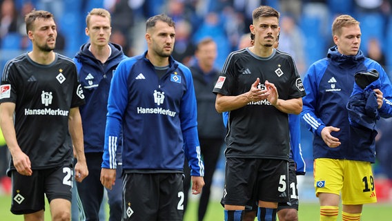 Jonas Meffert, Levin Öztunali, Dennis Hadzikadunic und Matheo Raab (v.l.) gehen vom Platz. © Witters 