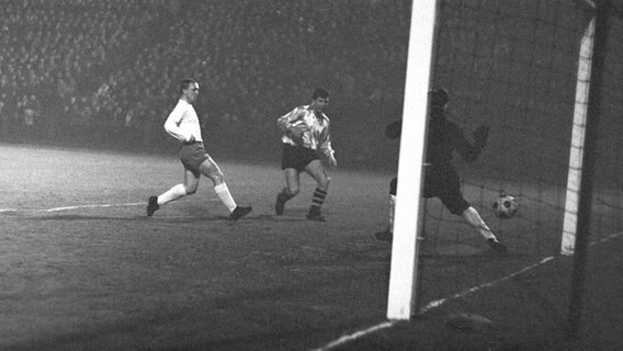 Spielszene  HSV gegen Borussia Dortmund 1963 © picture alliance / dpa | dpa 
