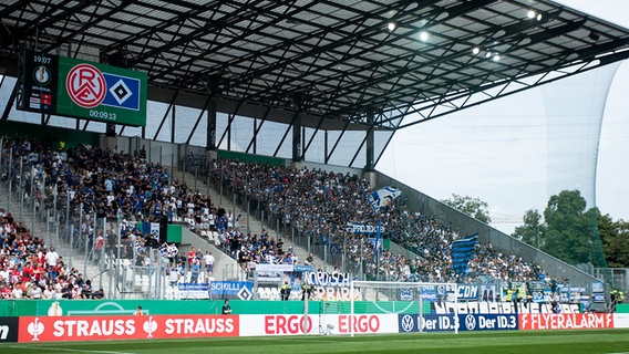 Fans des Fußball-Zweitligisten Hamburger SV im Stadion des Drittligisten Rot-Weiss Essen © BEAUTIFUL SPORTS/Buriakov | BEAUTIFUL SPORTS/Buriakov 