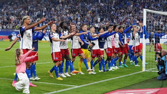 Die HSV-Spieler jubeln nach dem Sieg über Schalke. © picture alliance / dpa 