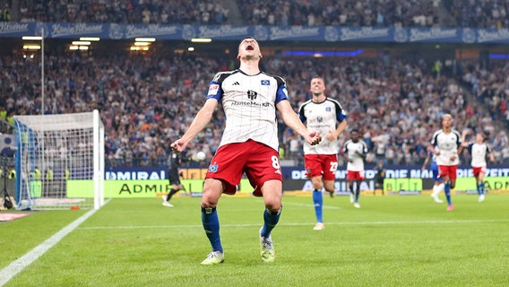 HSV-Profi Laszlo Benes nach seinem Tor zum 2:0 per Elfmeter. © Imago / MIS 