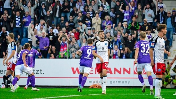 Die HSV-Spieler sind enttäuscht, der VfL Osnabrück jubelt vor den eigenen Fans © IMAGO/kolbert-press Foto: Marc Niemeyer