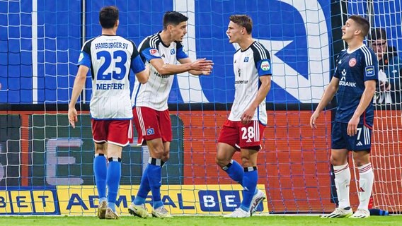 Diskussionen in der HSV-Abwehr (v.l.): Jonas Meffert, Dennis Hadzikadunic und Miro Muheim © IMAGO/Eibner-Pressefoto Foto: Marcel von Fehrn