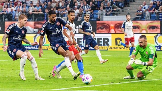 HSV-Stürmer Robert Glatzel lauert im Strafraum von Fortuna Düsseldorf © IMAGO/Eibner-Pressefoto Foto: Marcel von Fehrn