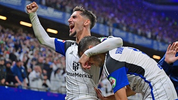 Ludovit Reis (l.) jubelt mit Laszlo Benes über ein Tor für den HSV © Witters Foto: Leonie Horky