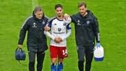 Ludovit Reis (M.) vom Hamburger SV muss im Spiel gegen die SpVgg Greuther Fürth verletzt den Platz verlassen © Witters 