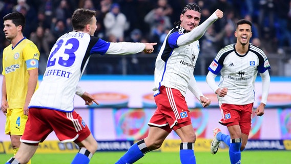 Guilherme Ramos (3.v.l.) vom Hamburger SV bejubelt sein Tor zum 1:0 gegen Eintracht Braunschweig © Witters 