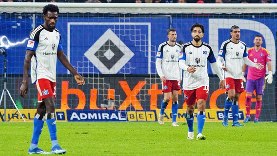 Die Spieler des HSV gucken enttäuscht. © picture-alliance / Eibner-Pressefoto 
