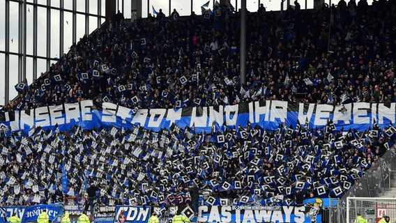 HSV-Fans am Millerntor © IMAGO / KBS-Picture 